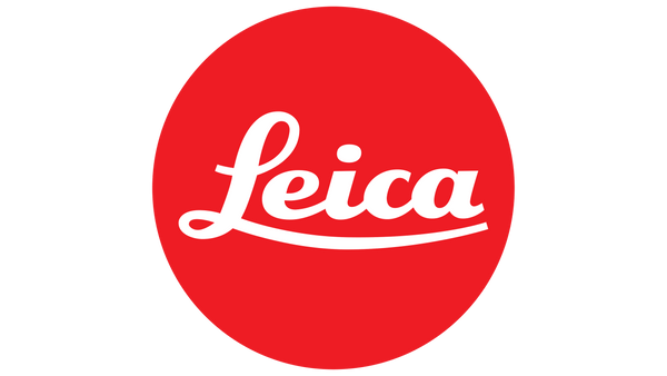 Logo di Leica su sfondo rosso, simbolo di eccellenza nelle fotocamere e ottiche.