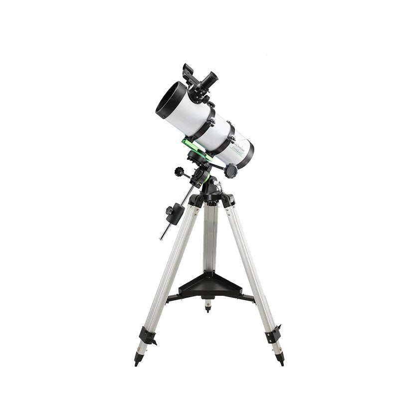 Telescopio completo su treppiede per osservazioni astronomiche.