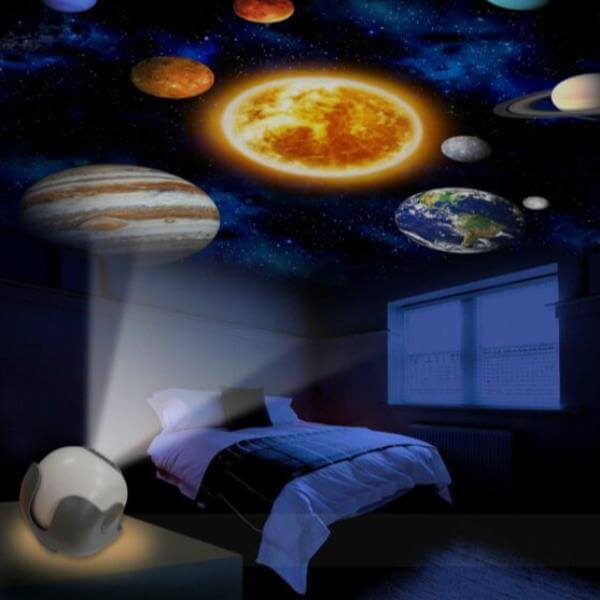 Proiettore planetario DiProgress illuminante una stanza con immagini del sistema solare, stimolando la curiosità e l'immaginazione dei bambini.