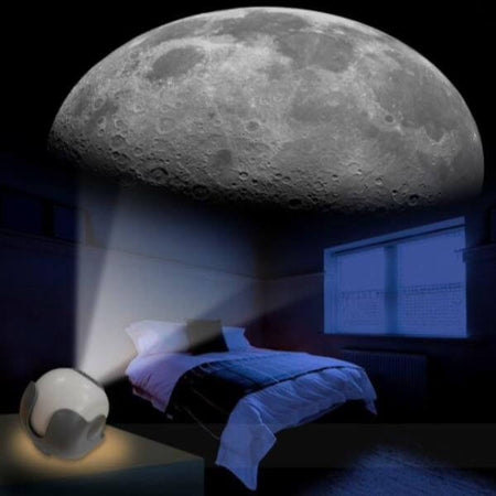Proiettore Sistema Solare Ambo Funtamin illumina una stanza con immagini della luna e delle stelle, creando un'atmosfera cosmica.