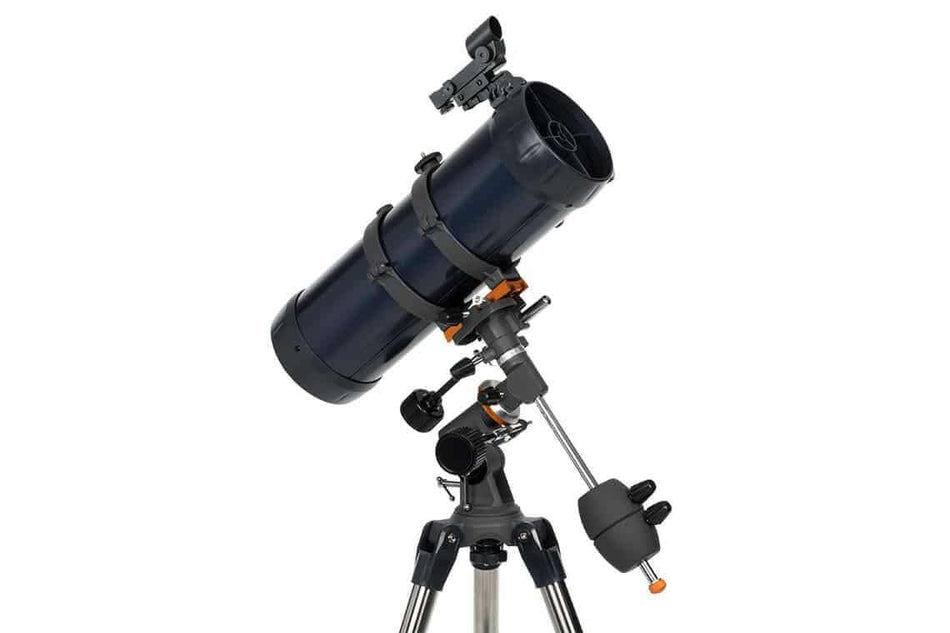 Telescopio Celestron Astromaster 114 EQ - MD Smart montato su treppiede con ottiche 114 mm e adattatore smartphone.