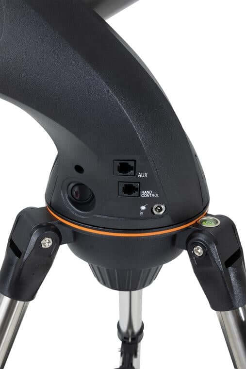 Montatura computerizzata Nexstar+ per telescopio Celestron Nexstar 6 SLT con dettagli delle porte di connessione.