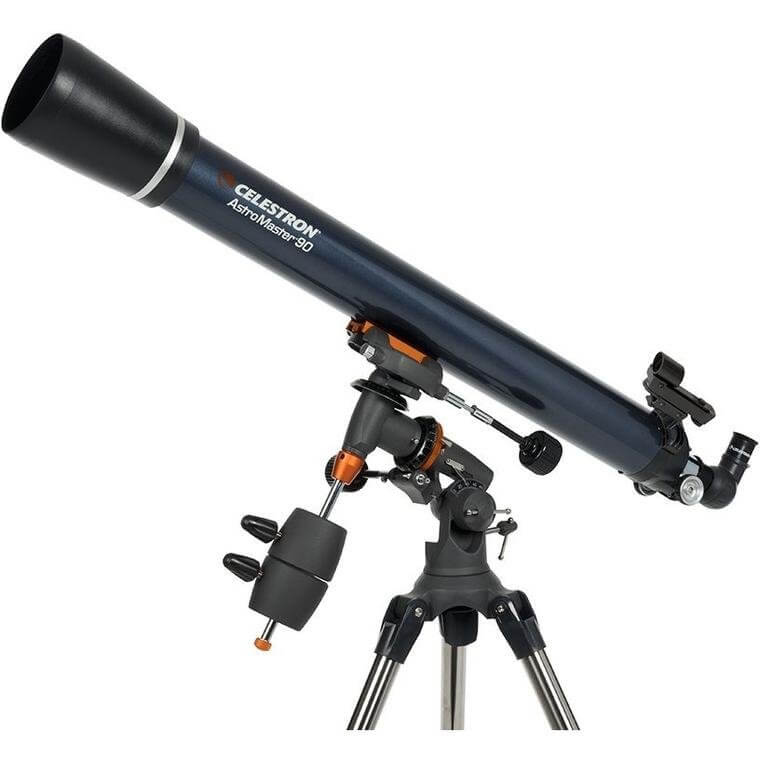 Telescopio Celestron Astromaster 90EQ su treppiede in acciaio per osservazioni astronomiche di Luna e pianeti luminosi.