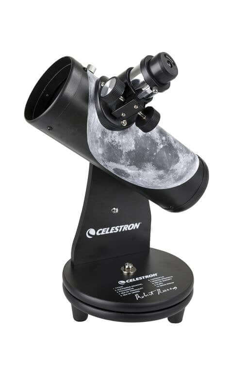 Telescopio Celestron Firstscope 76 edizione limitata firmata da Robert Reeves, ideale per esplorare il cosmo con leggerezza e precisione.