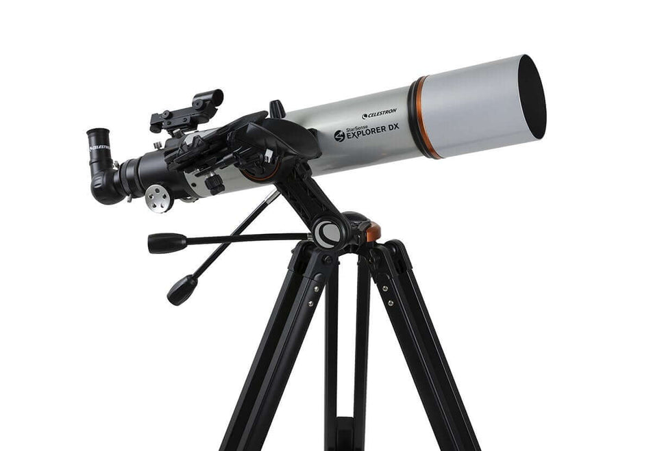Telescopio rifrattore Celestron Starsense Explorer DX 102AZ con tecnologia di puntamento, ideale per osservare il cielo notturno.