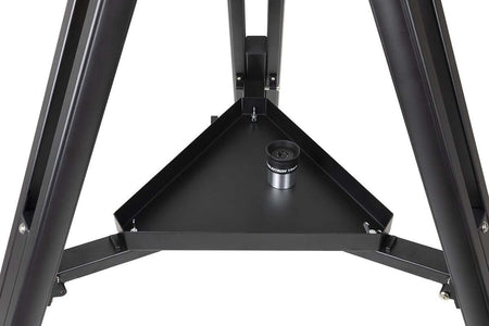 Base del treppiede del telescopio Celestron Starsense Explorer DX 102AZ, con vassoio porta accessori centrale.