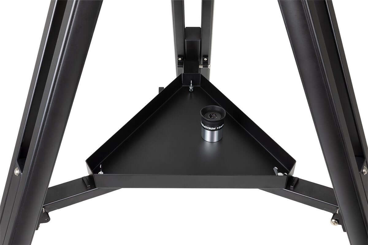 Primo piano del supporto treppiede del telescopio Celestron StarSense Explorer con vassoio portastrumenti.