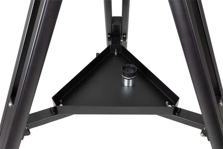 Primo piano del supporto treppiede del telescopio Celestron StarSense Explorer con vassoio portastrumenti.