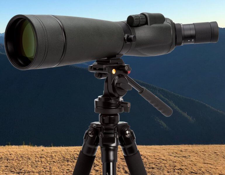 Celestron Trailseeker 80mm Angolato con ottiche avanzate XLT su treppiede in montagna, alta luminosità e precisione messa a fuoco.