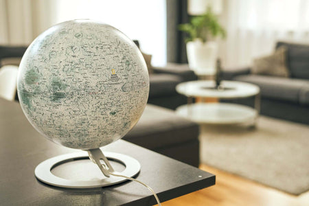 DiProgress Globo Heaven NATGEO su tavolo in soggiorno moderno