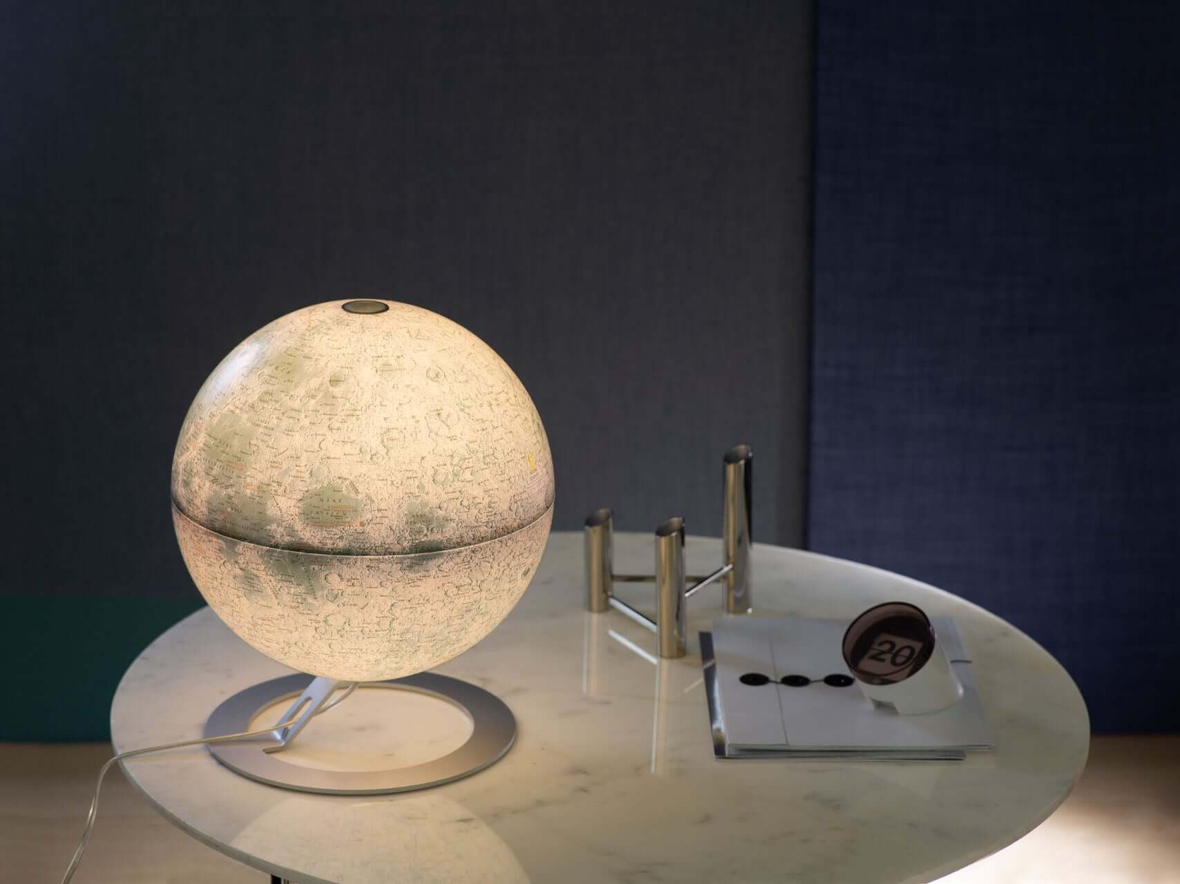 Lampada astronomica DiProgress Globo Heaven NATGEO su tavolo