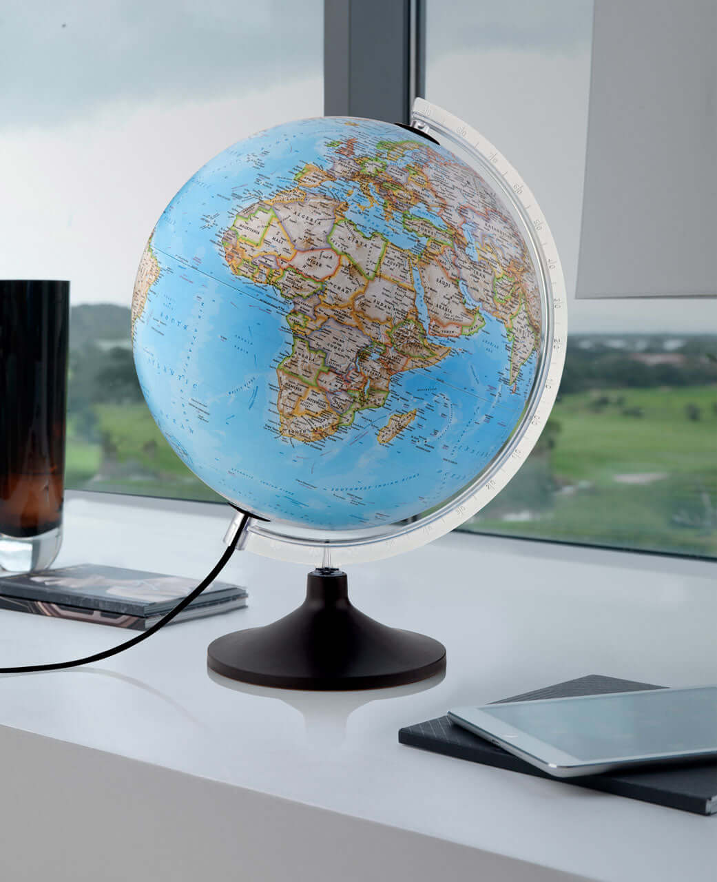 DiProgress Mappamondo Carbon Classic NATGEO su scrivania