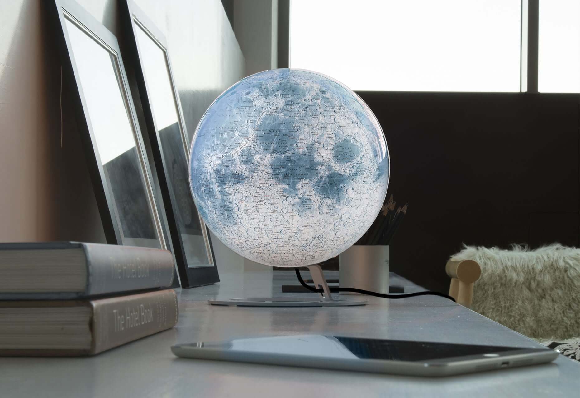 DiProgress Mappamondo Lunare NATGEO su scrivania moderna