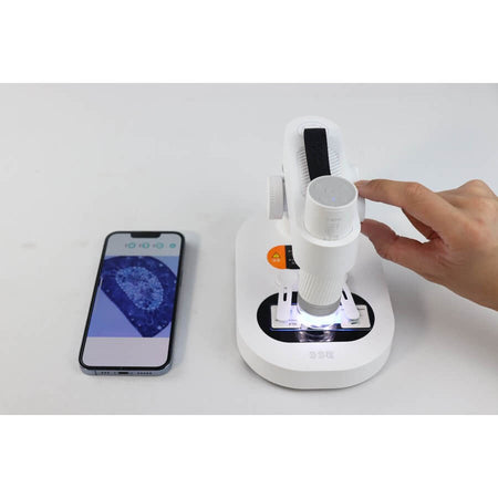 Microscopio digitale portatile DiProgress M1A con smartphone che mostra immagini, adatto per Android e iOS. Ingrandimenti 10x-200x.
