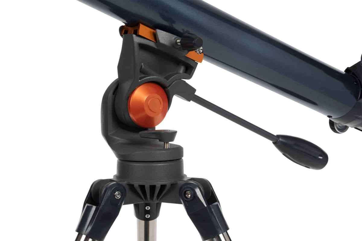 Testa fluida del telescopio Celestron Astromaster 90AZ montata su treppiede in acciaio per osservazioni astronomiche e terrestri.
