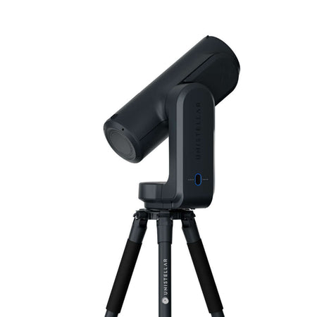 Telescopio Smart Unistellar Odyssey su treppiede, design compatto per osservazione astronomica in città con inquinamento luminoso.
