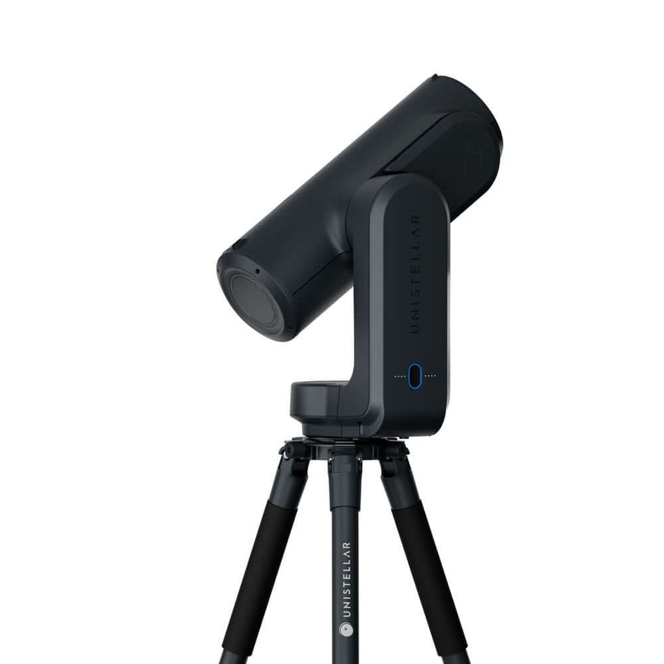 Telescopio Smart Unistellar Odyssey su treppiede, design compatto per osservazione astronomica in città con inquinamento luminoso.