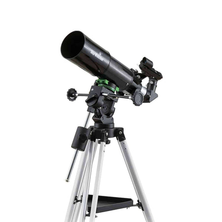 Telescopio SkyWatcher Rifrattore 80/400 CQ40 su montatura equatoriale, ideale per osservazione astronomica.