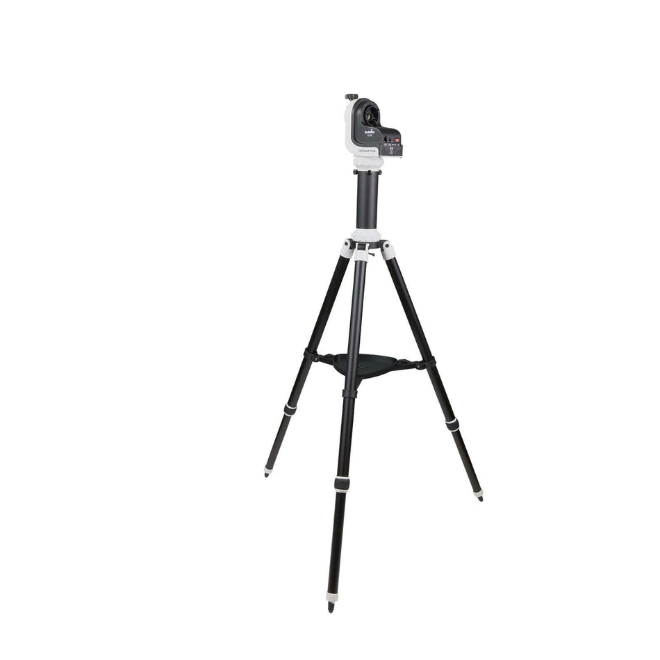 Montatura SkyWatcher AZGTi GO-TO WiFi con treppiede e mezza colonna, ideale per osservazioni precise, leggera e compatta.