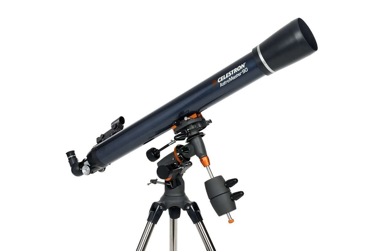 Alt Tag: Telescopio Celestron Astromaster 90EQ con treppiede in acciaio per osservazioni astronomiche dettagliate di Luna e pianeti