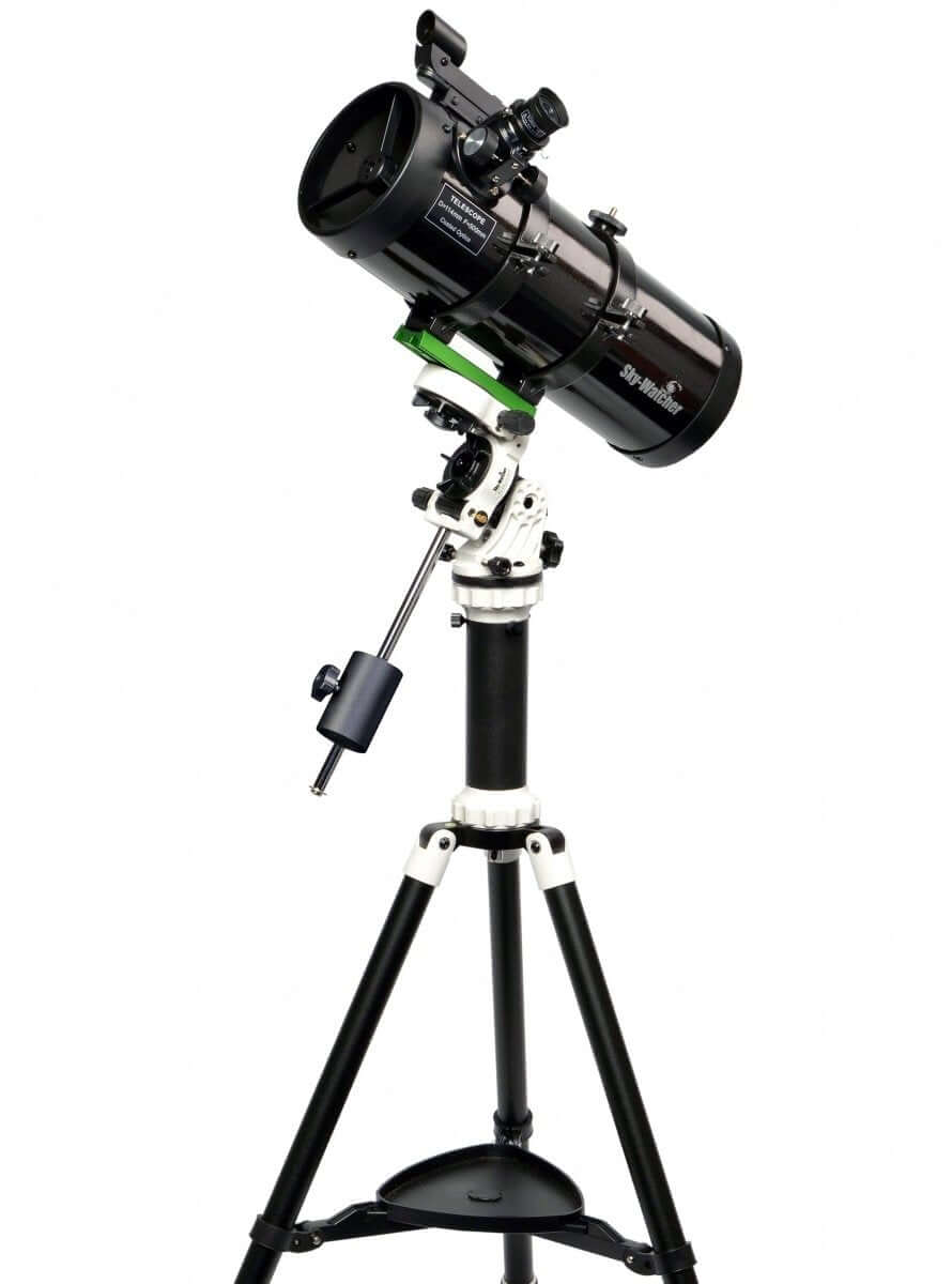 Telescopio riflettore SkyWatcher Newton 114 AZ-EQ Avant con montatura altazimutale-equatoriale e treppiede regolabile in altezza.