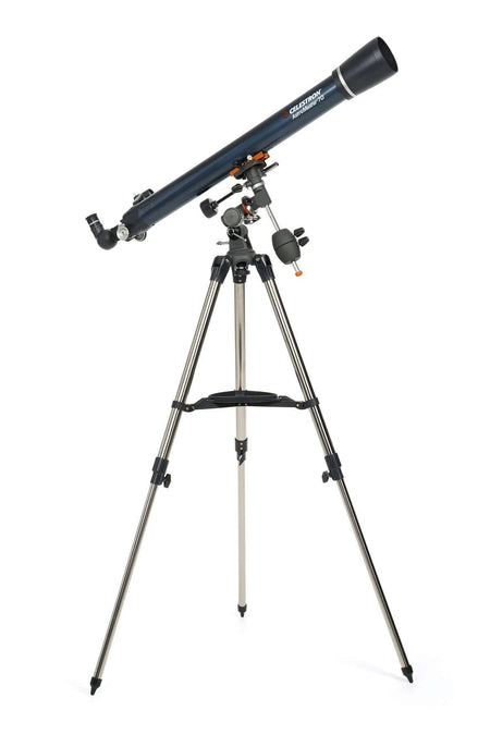 Telescopio Celestron Astromaster 70EQ con montatura EQ su treppiede in acciaio per osservazioni astronomiche.