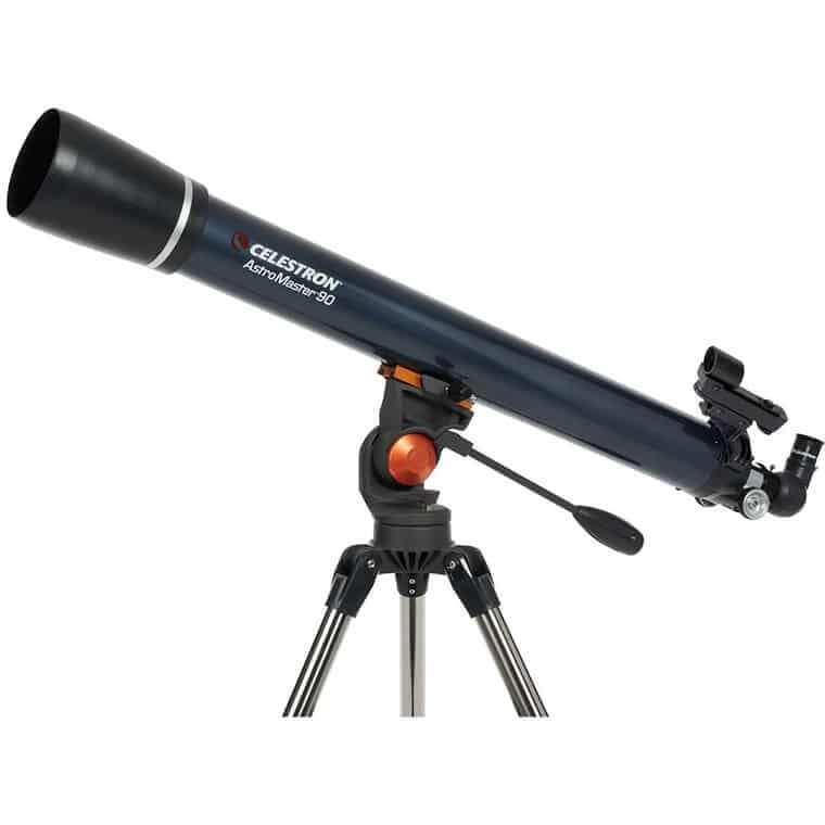 Telescopio Celestron Astromaster 90AZ su treppiede, ideale per osservazioni terrestri e astronomiche, con montatura altazimutale.