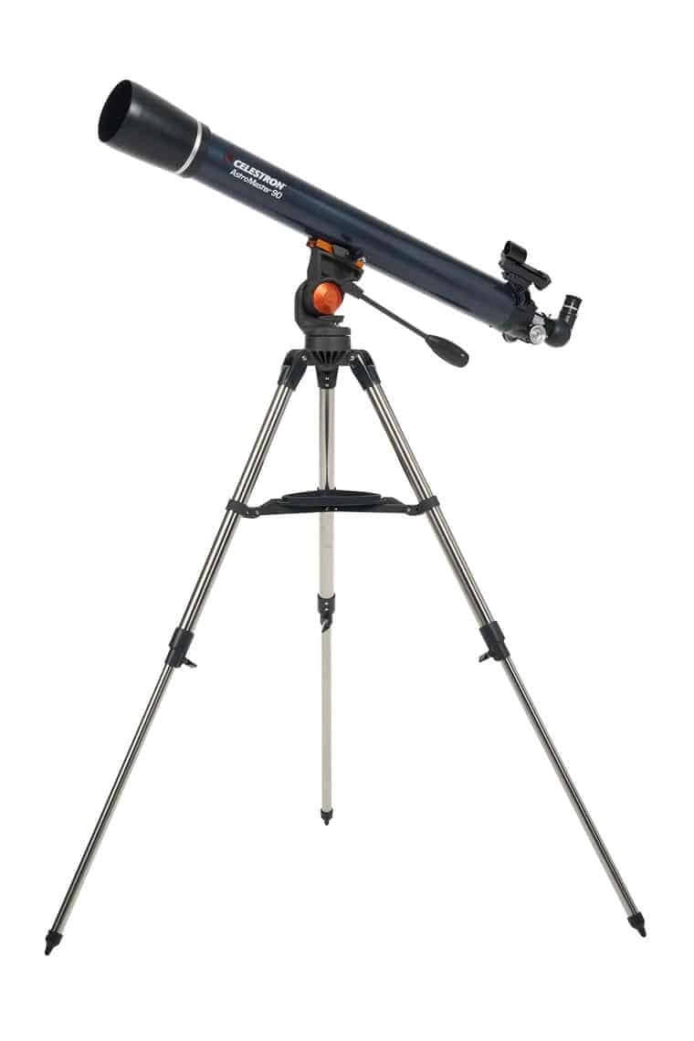 Telescopio Celestron Astromaster 90AZ su treppiede, ideale per osservazioni astronomiche e terrestri, con montatura altazimutale acromatica.
