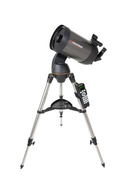 Telescopio Celestron Nexstar 6 SLT con montatura altazimutale e controller Nexstar+ in esposizione su sfondo bianco.