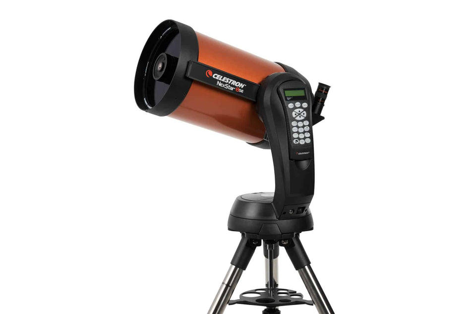 Telescopio Celestron NexStar 8SE Schmidt-Cassegrain su treppiede.