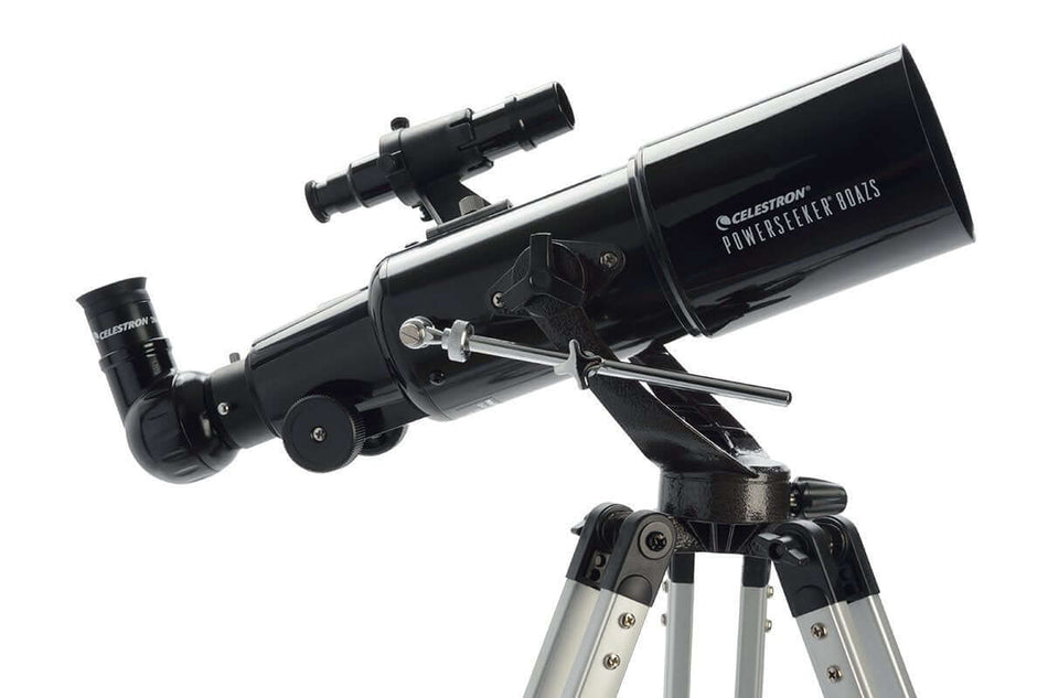Telescopio Celestron Powerseeker 80AZS su treppiede, ideale per principianti, leggero e con accessori per osservazioni astronomiche.