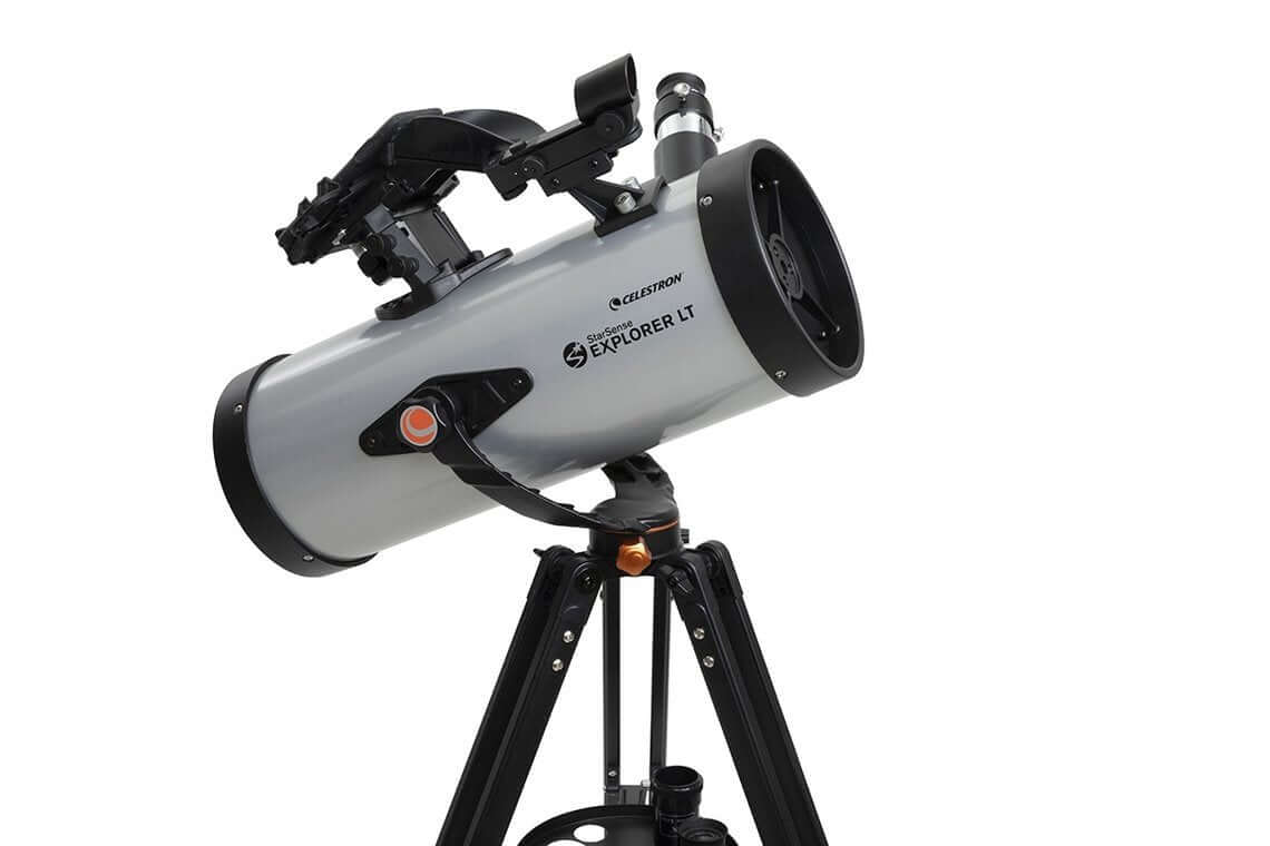 Telescopio Celestron Starsense Explorer 127 LT Newtoniano con tecnologia avanzata di puntamento, su treppiede.