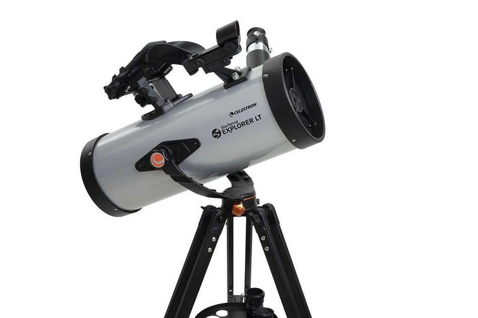 Telescopio Celestron Starsense Explorer 127 LT Newtoniano con tecnologia avanzata di puntamento, su treppiede.