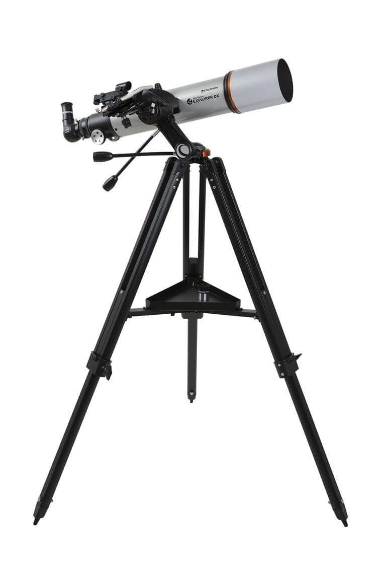 Telescopio rifrattore Celestron StarSense Explorer DX 102AZ su treppiede, per osservazione astronomica avanzata.