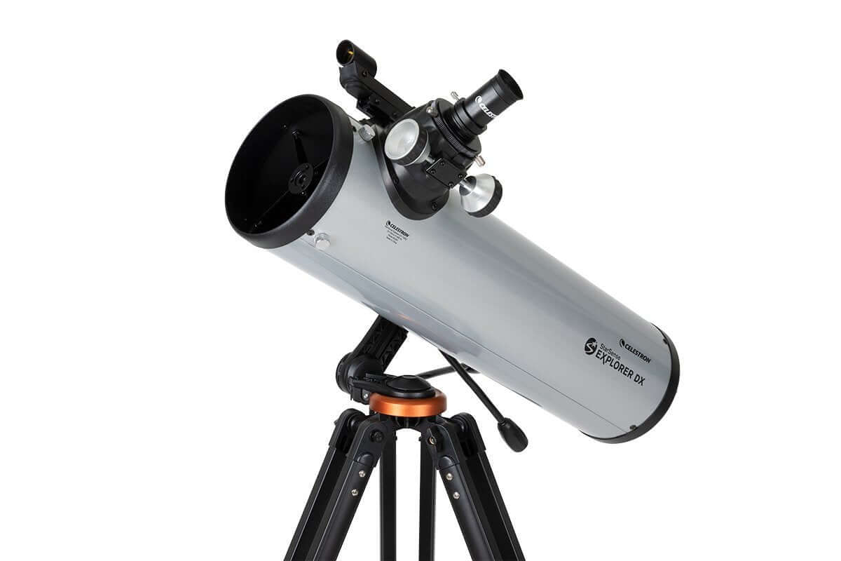 Telescopio Celestron StarSense Explorer DX 130AZ Newtoniano su treppiede, sistema puntamento avanzato per osservazione cielo notturno.