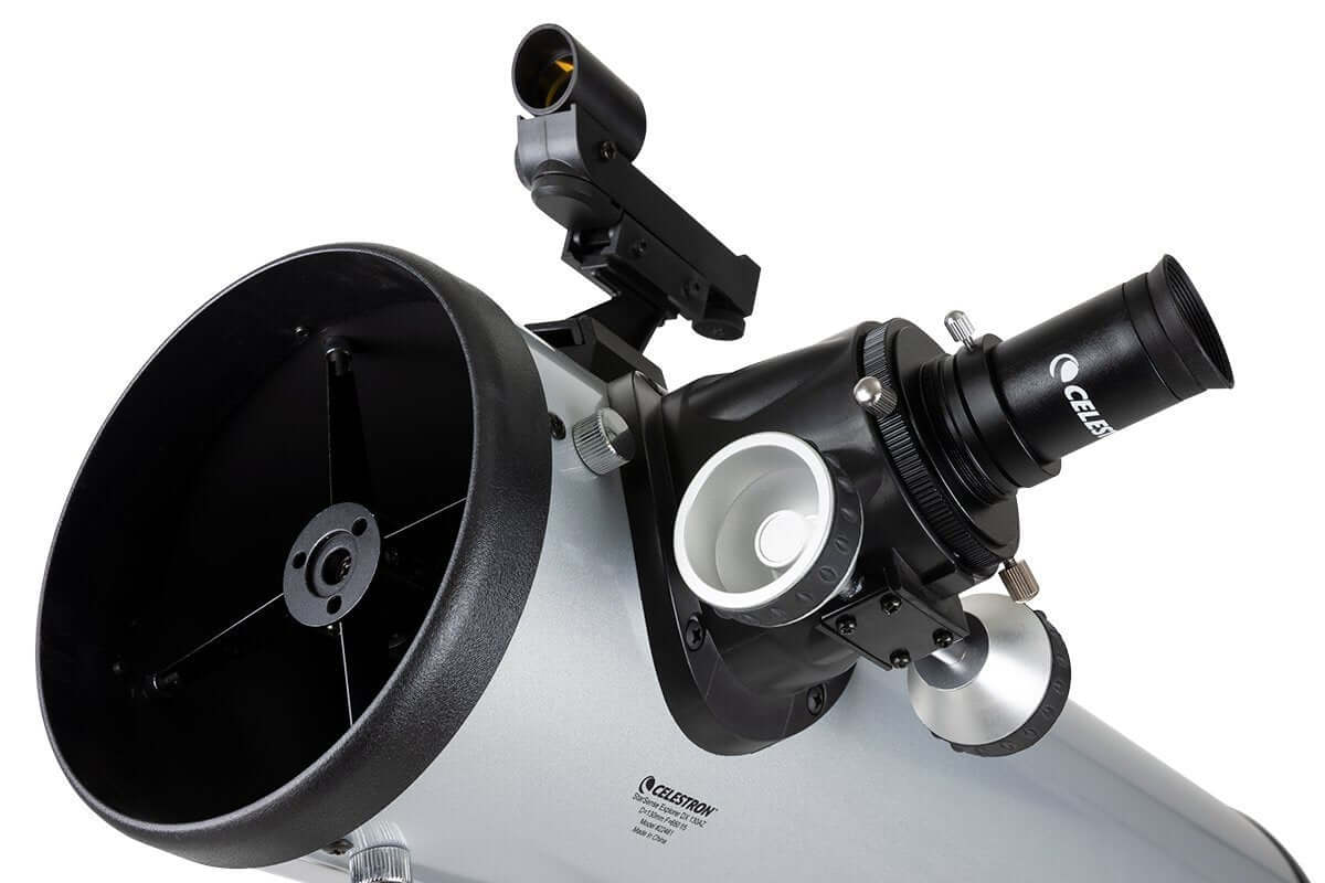 Telescopio Celestron Starsense Explorer DX 130AZ con sistema di puntamento Star Sense, vista lato obiettivo in dettaglio.