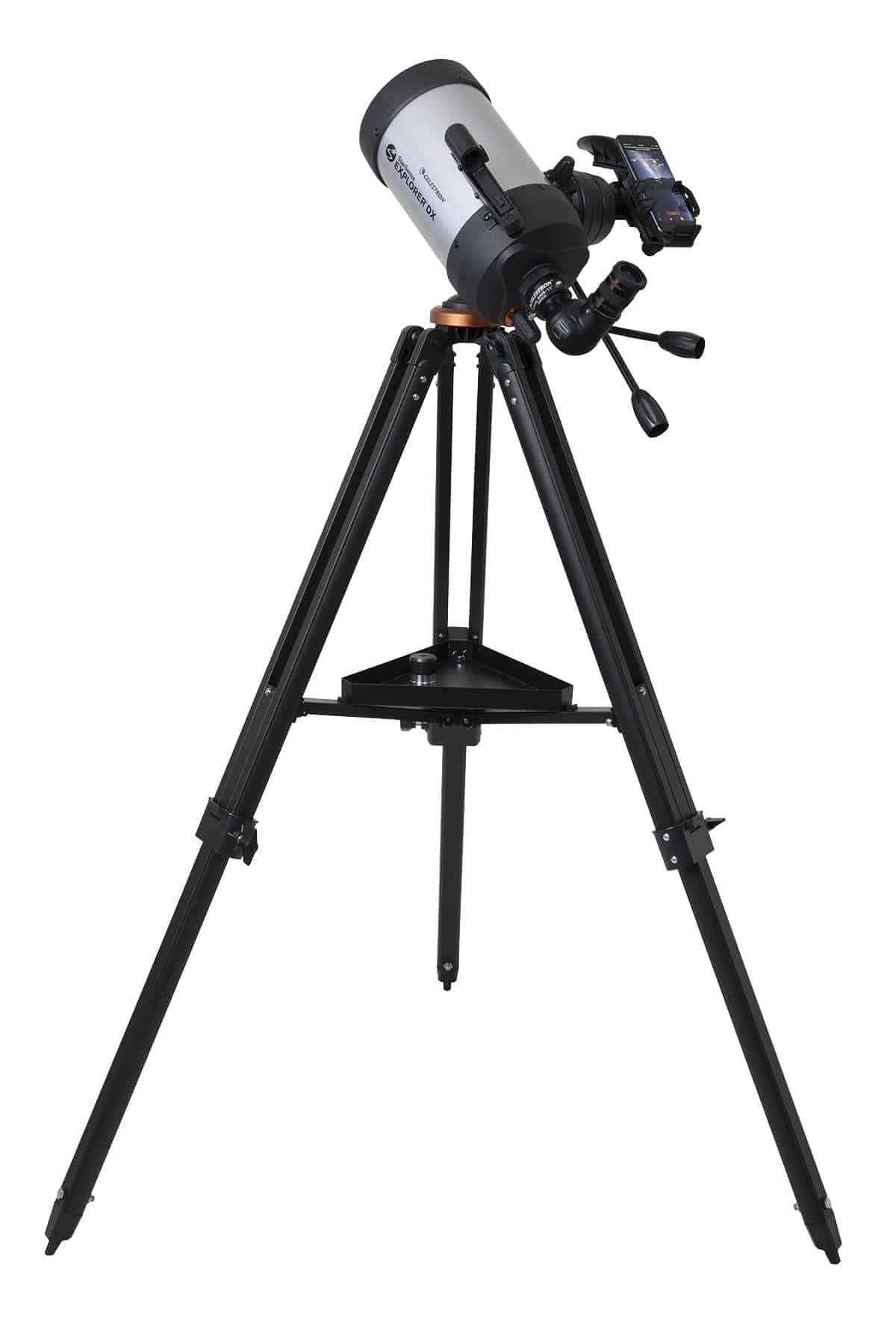 Telescopio Celestron StarSense Explorer DX 5SC montato su treppiede nero, ideale per osservare il cielo notturno.