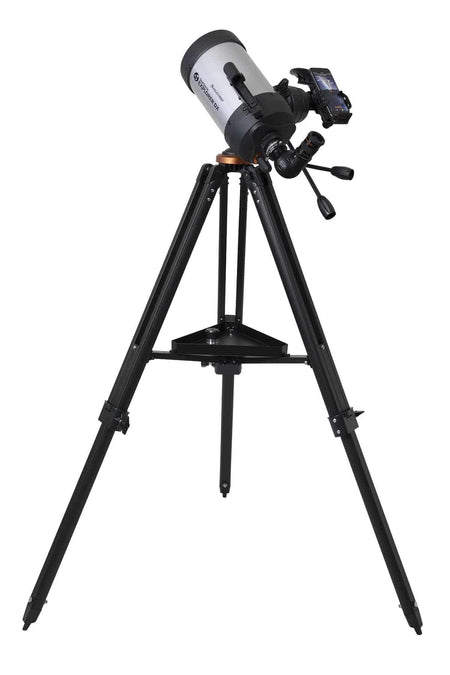 Telescopio Celestron StarSense Explorer DX 5SC montato su treppiede nero, ideale per osservare il cielo notturno.
