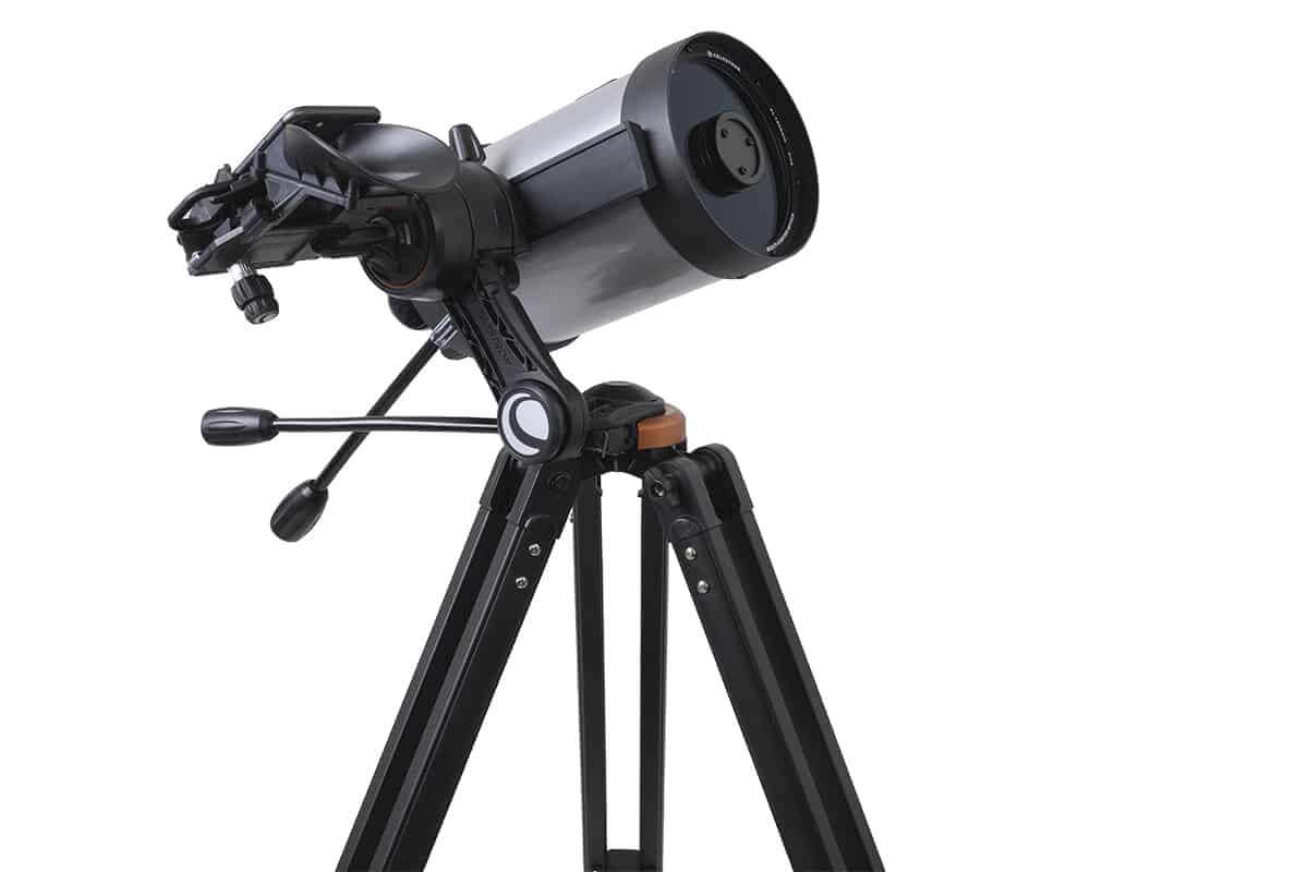 Telescopio Celestron StarSense Explorer DX 5SC su treppiede, innovativo Schmidt-Cassegrain per osservare il cielo notturno.
