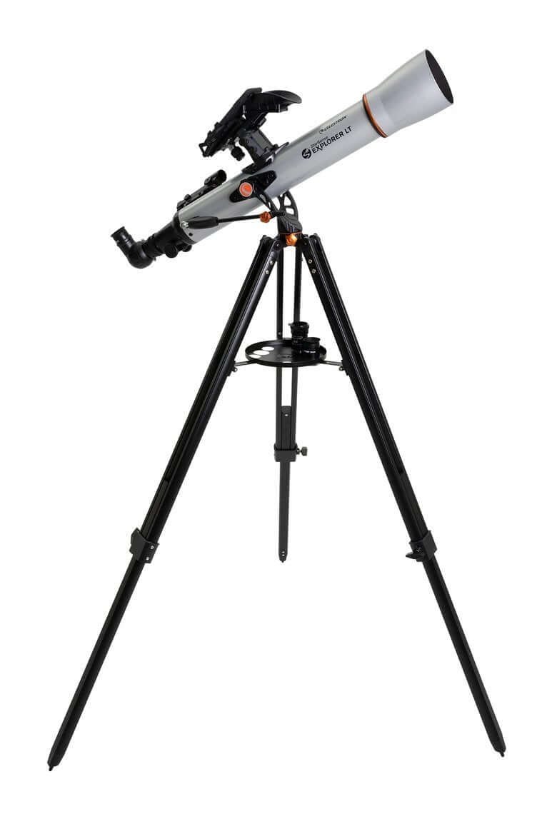 Telescopio Celestron Starsense Explorer 70 LT su treppiede per osservare il cielo notturno. Serie innovativa per astronomi amatoriali.