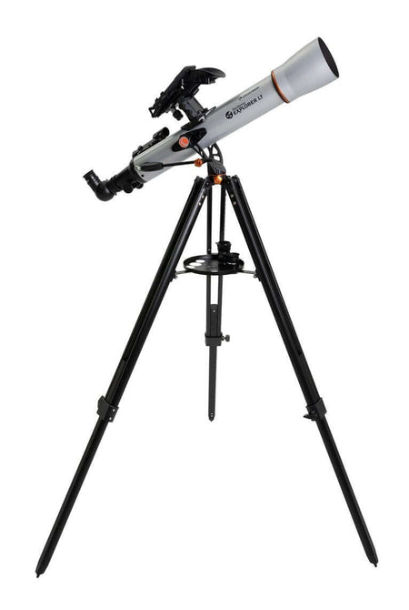 Telescopio Celestron Starsense Explorer 70 LT su treppiede per osservare il cielo notturno. Serie innovativa per astronomi amatoriali.