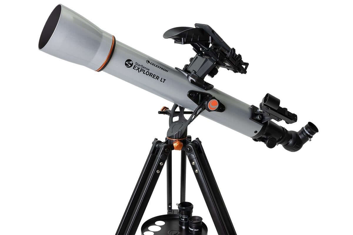 Telescopio rifrattore Celestron StarSense Explorer 70 LT su treppiede, ideale per osservazioni del cielo notturno.