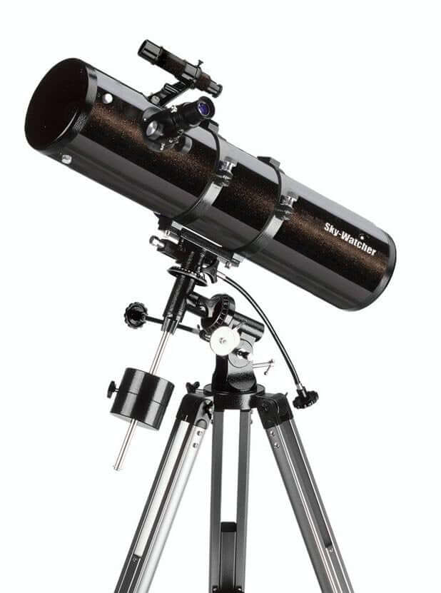 Telescopio riflettore SkyWatcher Newton Explorer 130 EQ2 con montatura equatoriale, ideale per osservare pianeti e Luna.