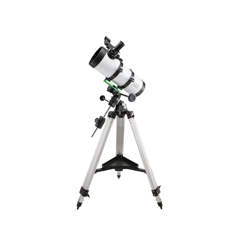 Telescopio Newton SkyWatcher StarQuest 114N su montatura equatoriale stabile, perfetto per osservazioni astronomiche.