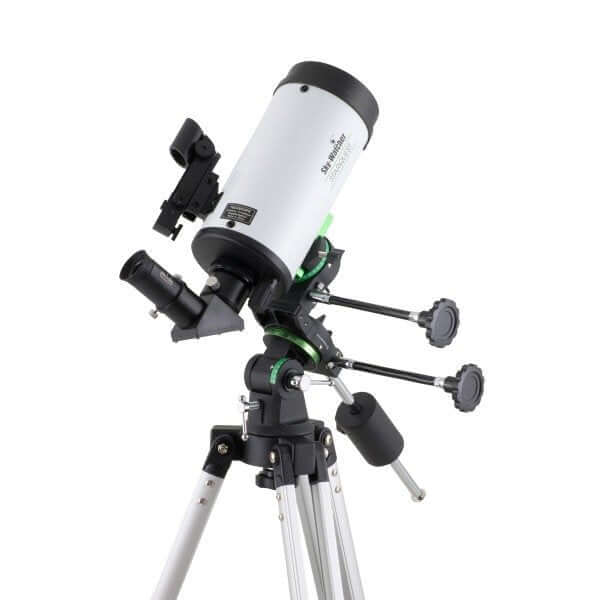 Telescopio SkyWatcher StarQuest 90MC con montatura equatoriale stabile e sistema a frizione, ideale per osservazioni astronomiche.