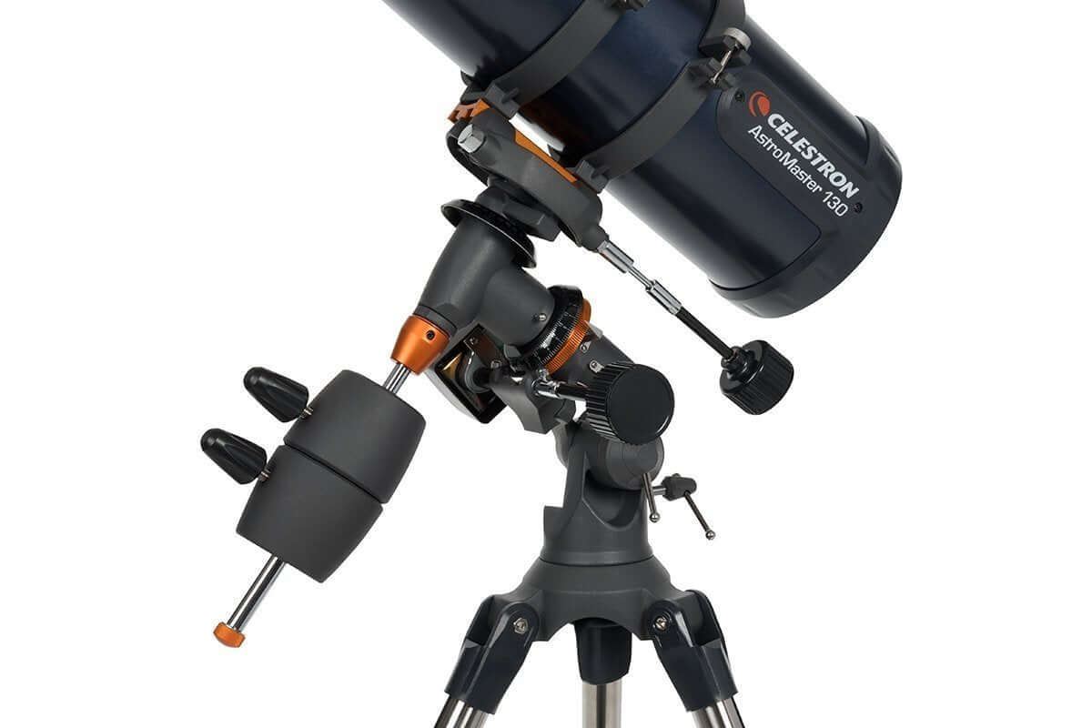 Telescopio Celestron Astromaster 130EQ-MD con montatura equatoriale e motore per inseguimento celeste, ideale per astronomia.