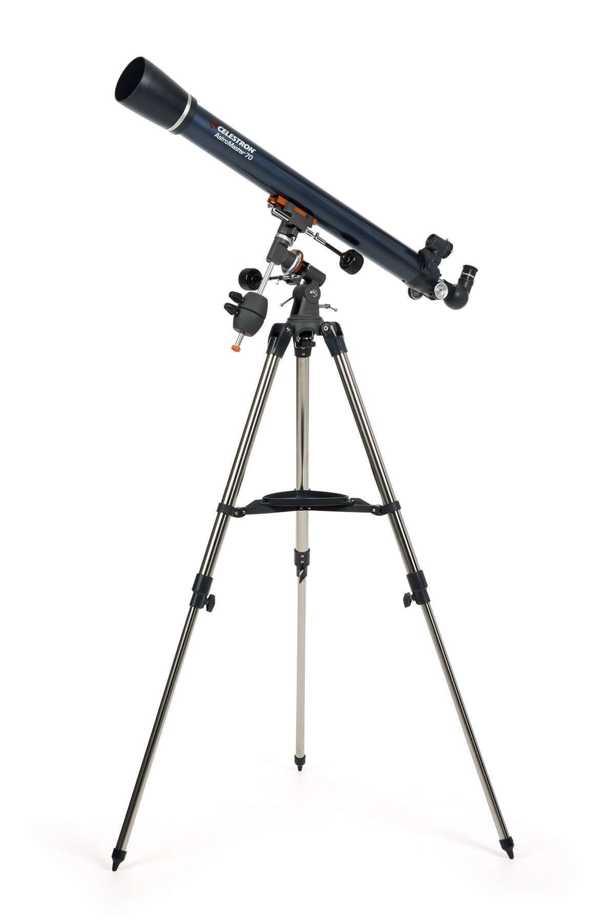 Telescopio Celestron Astromaster 70EQ su treppiede in acciaio, ideale per osservazioni astronomiche e principianti.