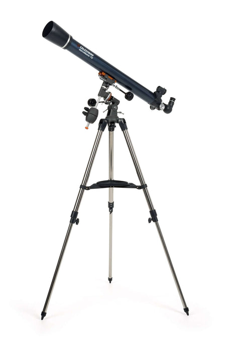 Telescopio Celestron Astromaster 70EQ su treppiede in acciaio, ideale per osservazioni astronomiche e principianti.