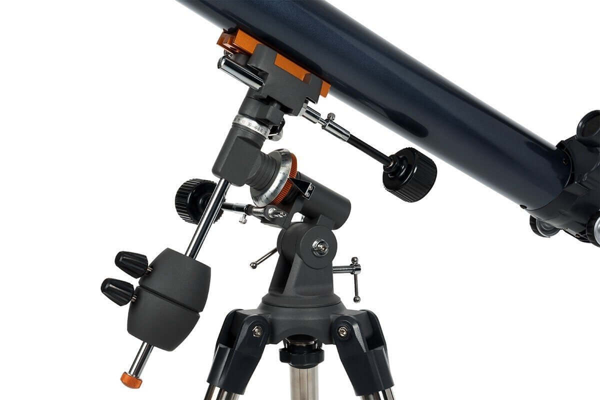 Dettaglio del telescopio Celestron Astromaster 70EQ con montatura equatoriale e treppiede in acciaio, ideale per osservazioni astronomiche.