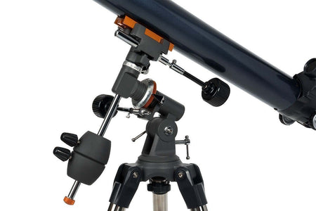 Dettaglio del telescopio Celestron Astromaster 70EQ con montatura equatoriale e treppiede in acciaio, ideale per osservazioni astronomiche.